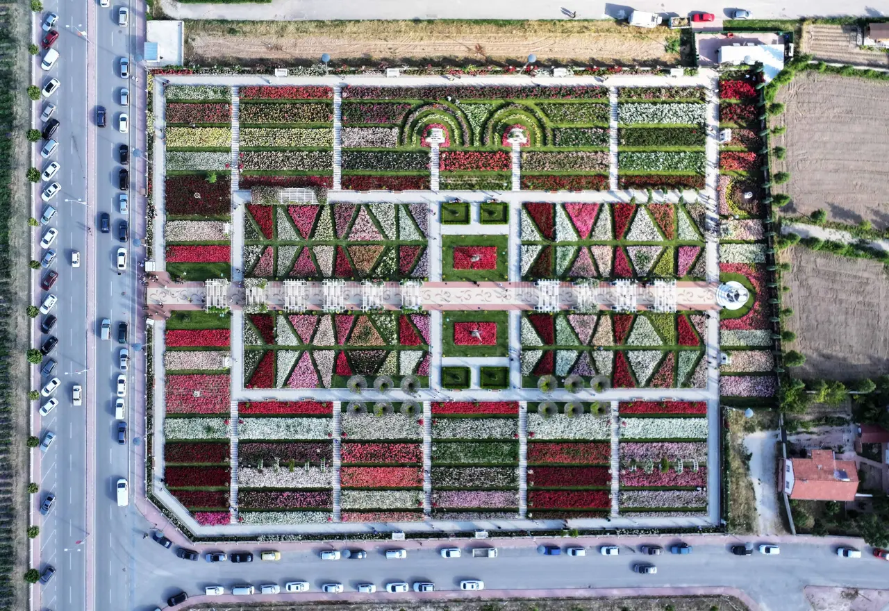 Konya’daki bu park görenleri hayran bırakıyor! 50 bin gül aynı yerde 6