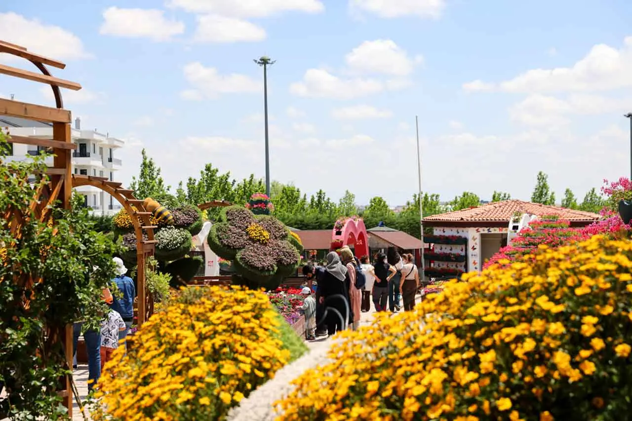 Konya’nın renk cümbüşü kapılarını açtı! Selçuklu Çiçek Bahçesi ziyaretçilerini bekliyor 1