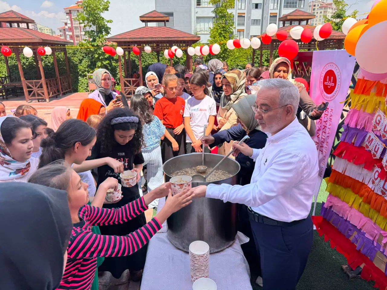 Konya'da aşure kazanı bu kez Kur'an kursunda kaynadı 5